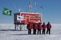 Artista mineira faz cinema com caixa de fósforos