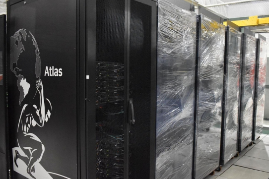 Supercomputador Atlas sendo embalado para transporte - Crédito: NCS/CBPF