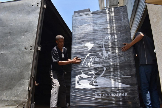 Supercomputador Atlas sendo transportado para o CBPF - Crédito: NCS/CBPF