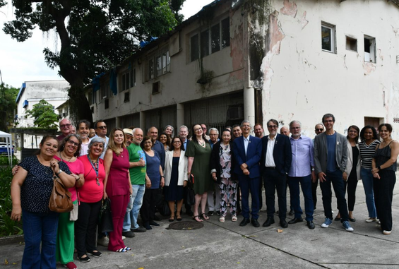 Colaboradores se reuniram para celebrar o ato simbólico - Créditos: NCS/CBPF