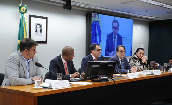 Mesa de debate da audiência pública - Crédito: Câmara dos Deputados