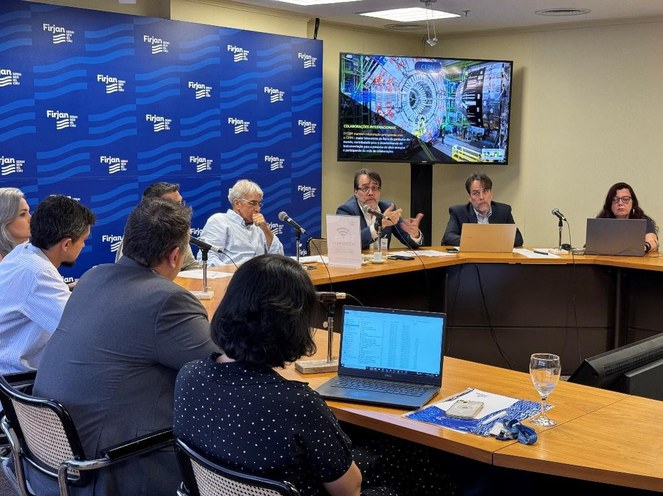 Reunião entre representantes do CBPF e da FirjanCréditos: Tatiana Azzi