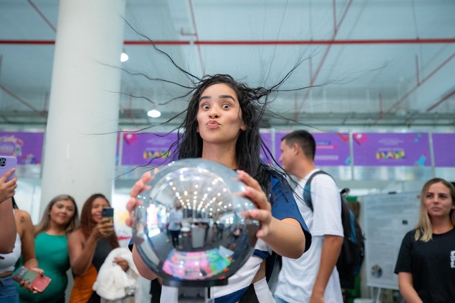 Estudante em experimento Van de Graaff Crédito: ASCOM/MCTI