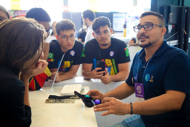 O bolsista PCI Vitor Galvão explicando mecânica quântica através de um modelo didático Crédito: ASCOM/MCTI