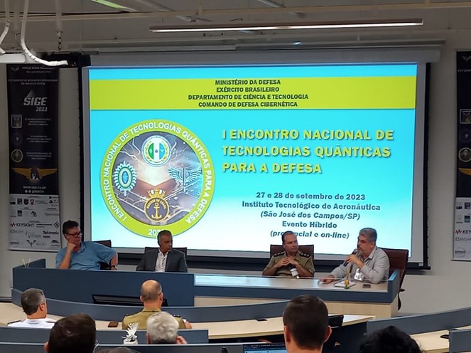 Ivan Oliveira; Rodrigo Barbosa Capaz, Diretor do Laboratório Nacional de Nanotecnologia; Coronel Rafael Aquino dos Santos, do Departamento de Ciência, Tecnologia e Inovação, da Secretaria de Produtos de Defesa, do Ministério da Defesa; Ricardo Cotrin Teixeira, do Centro de Tecnologia da Informação Renato Archer. Crédito: Exército Brasileiro
