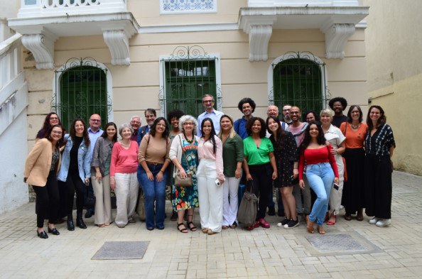 Representantes do CBPF, CPDOC e familiares de José Leite Lopes em frente à Casa Acervo, que armazena o arquivo do físicoCrédito: João Leite/NCS