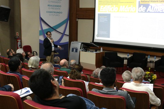 Márcio Portes em apresentação durante o CLAF Symposium - Crédito: NCS/CBPF