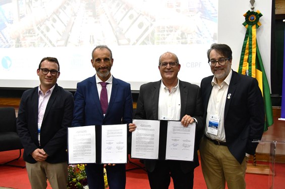 Assinatura do acordo de cooperação entre o Cnpem e o CERN - Crédito: NCS/CBPF