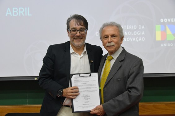 Assinatura do acordo de cooperação - Crédito: NCS/CBPF