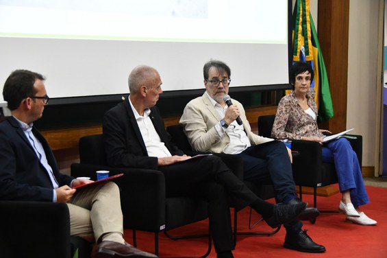 Mesa-redonda de abertura - Crédito: NCS/CBPF