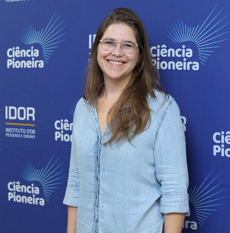 Carmem Gilardoni integra o quadro de pesquisadores da Coordenação de Matéria Condensada, Física Aplicada e Nanociência (Crédito: Ciência Pioneira)