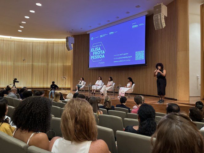  Mesa de abertura com figuras do meio científico/acadêmico - Crédito: Ana Gouveia / NCS CBPF