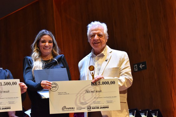 Constantino Tsallis recebendo o prêmio na Categoria Pesquisador Destaque - Ciências Exatas da Terra e Engenharias / Crédito: NCS/CBPF