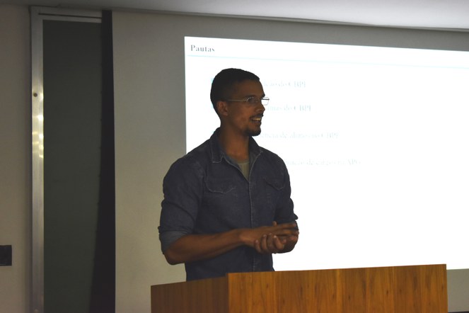 Pablo Ribeiro, doutorando do CBPF, iniciou a reunião com pautas e perspectivas da APG para 2024 - Crédito: Ana Gouveia – NCS/CBPF