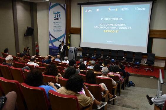 Abertura com o diretor do CBPF, Márcio P. de Albuquerque - Crédito: Ana Gouveia