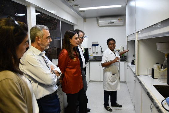 Visita ao Laboratório de Biomateriais.  Crédito: NCS/CBPF
