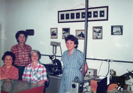 Therezinha Torres Villar em laboratório com colegas de trabalho - Crédito: Arquivo Pessoal