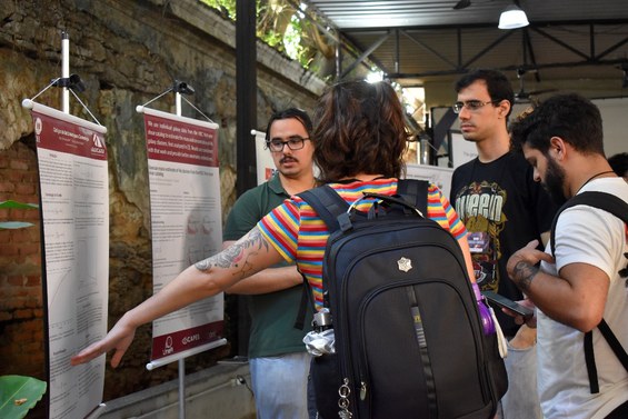 Apresentação de pôsteres - Crédito: Tatiana Azzi (NCS)