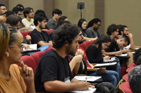Alunos durante a I Escola Teórica de Campos e Partículas do Rio de Janeiro - Crédito: NCS/CBPF