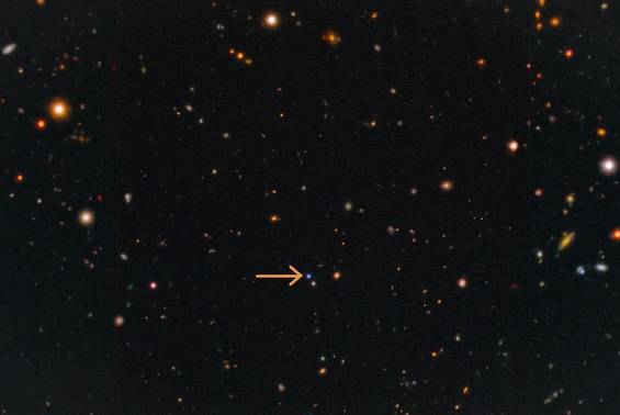 Marcado com uma seta laranja, o ponto azul representa o transiente rápido de raios X EP 250108a e a supernova que o seguiu - Crédito: Observatório Internacional Gemini / NOIRLab / NSF / AURA