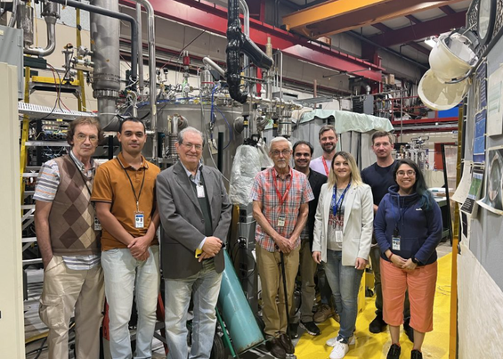 Pesquisadores posam com o estande de testes ICEBERG no Fermilab - Crédito: Roza Doubnik