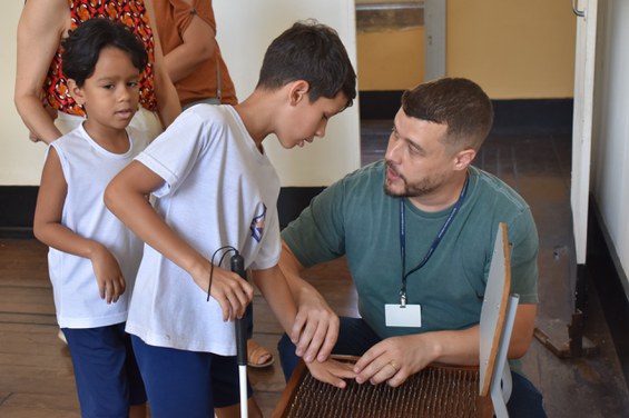 Alunos do Instituto Benjamin Constant participando do experimento cadeira de pregos - Crédito: NCS/CBPF