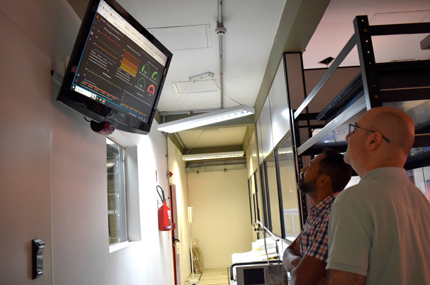 Eraldo Junior e Jaime Fernandes monitorando o processamento do GRID - Crédito: Tatiana Azzi (NCS/CBPF)