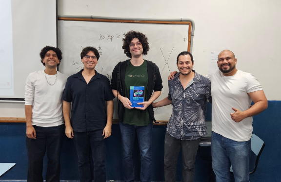 Guilherme Rodrigues Bento recebendo premiação pelo melhor pôster do evento
