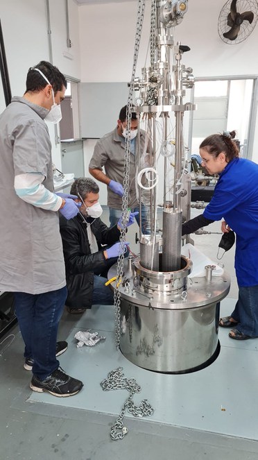 Criostato de argônio PULARC (Purification Liquid Argon Cryostat).Da esquerda para direita: os técnicos da UNICAMP Gustavo Carrara, Frederico Demolin e Cezar Aguiar e a pesquisadora do CBPF Magda Fontes. Créditos: IFGW-Unicamp