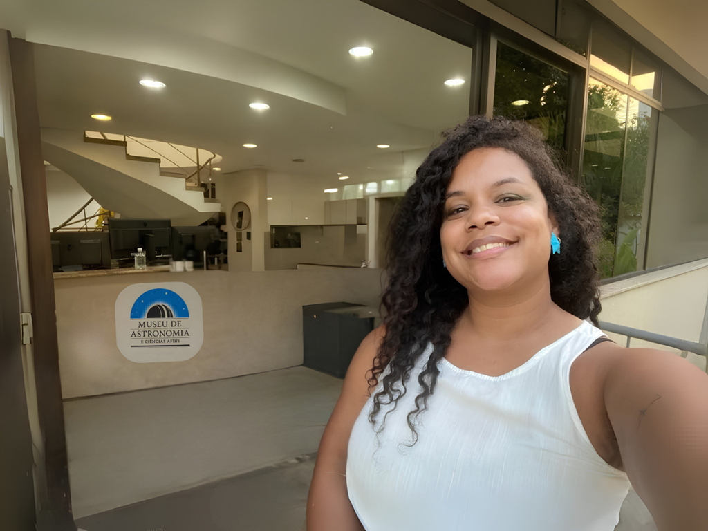 Divulgadora científica e educadora museal do MAST, Isabella Souza, em frente à entrada do Museu