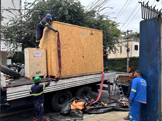 Chegada do equipamento - Crédito: NCS/CBPF