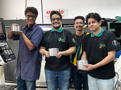 Estudantes no LITMEC/CBPF - Crédito: NCS/CBPF