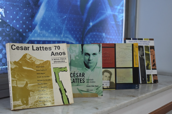 Livros escritos e organizados por colaboradores do CBPF sobre Lattes Crédito: Ana Gouveia / NCS