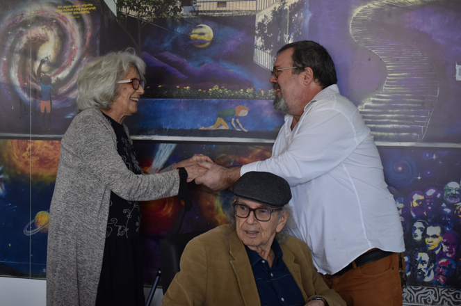 Pesquisa emérita do CBPF, Anna Endler, prestigia o livro Crédito: Tatiana Azzi / NCS