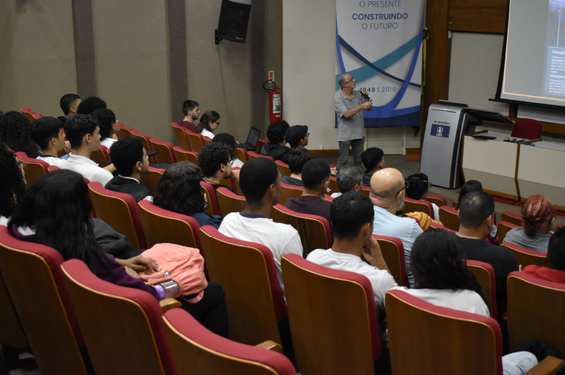 Palestra do pesquisador do CBPF, Gilvan Alves - Crédito: Tatiana Azzi / NCS