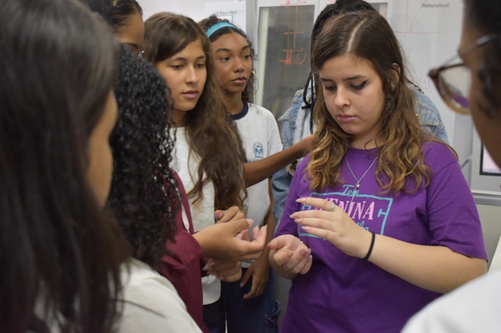 Alunas durante visita a laboratório - Crédito: NCS/CBPF