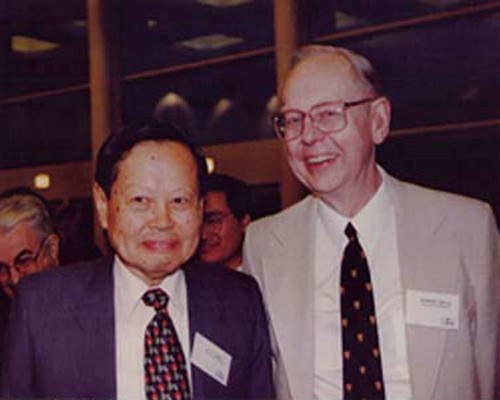 Chen Ning Yang e Robert Mills Crédito: American Institute of Physics