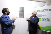 Ministro visita CBPF e faz homenagem póstuma a Ronald Shellard