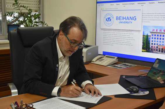 Márcio P. de Albuquerque, diretor do CBPF, assinando acordo de cooperação - Crédito: NCS/CBPF