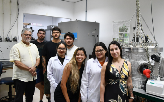 Equipes CBPF e UNI no LABSURF - Crédito: Ana Gouveia / NCS