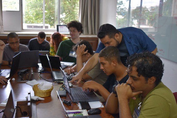 Alunos do Python Camp durante aula do pesquisador Marcelo Pires - Crédito: NCS/CBPF