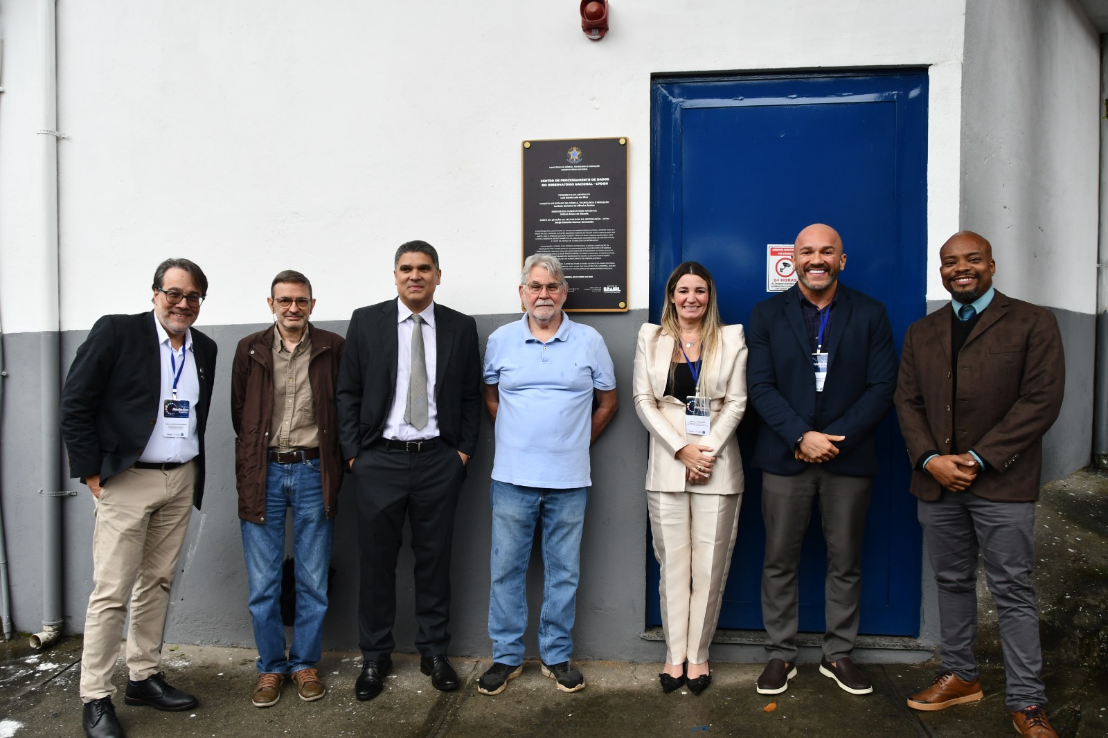 Representantes das instituições da Rede-Rio em frente à placa que registra o momento.