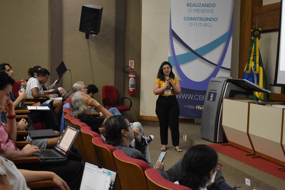 Palestra durante a Retinha 2025 - Crédito: NCS/CBPF