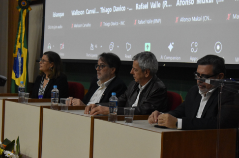 Mesa redonda - Crédito: NCS/CBPF