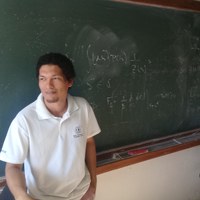 Róbinson Acosta, que defende tese sobre teoria quântica de campos, fala à seção ‘Prata da Casa’