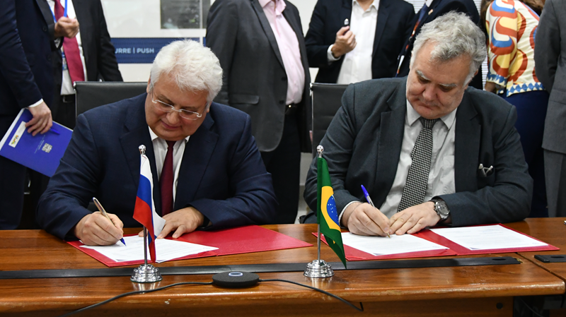 Assinatura dos acordos - Crédito: NCS/CBPF