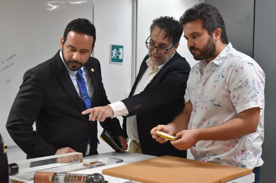 Visita a laboratórios. - Crédito: NCS/CBPF