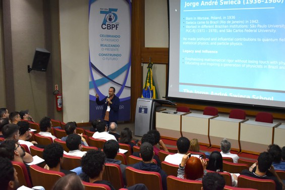 Apresentação durante a Escola de Verão Jorge André Swieca - Crédito: NCS/CBPF