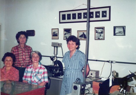 Neusa Amato (em pé à esq.), com as microscopistas Nair, Iolanda e Therezinha - Crédito: NIB/CBPF