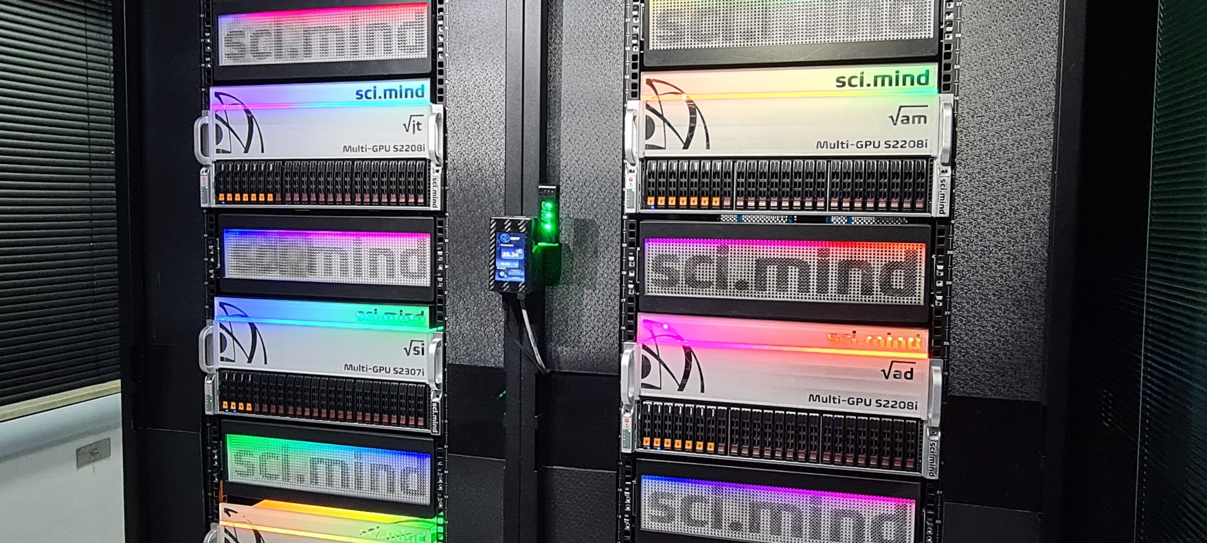 FIGURA: Laboratório de Inteligência Artificial do CBPF e o supercomputador scimind que utiliza a tecnologia de várias GPUs conectadas entre si e refrigeradas a líquido, desenvolvido em um projeto de parceria de P&D com a Petrobras.